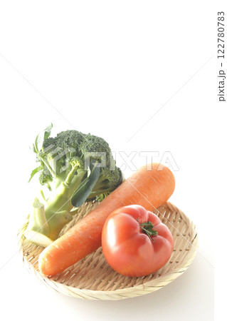トマト、ニンジン、ブロッコリーを白背景で撮影 122780783