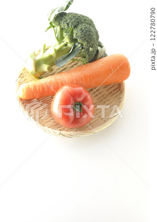 トマト、ニンジン、ブロッコリーを白背景で撮影 122780790