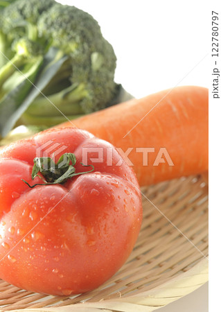 トマト、ニンジン、ブロッコリーを白背景で撮影 122780797