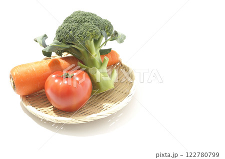トマト、ニンジン、ブロッコリーを白背景で撮影 トマト、ニンジン、ブロッコリーを白背景で撮影 122780799
