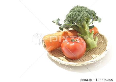 トマト、ニンジン、ブロッコリーを白背景で撮影 トマト、ニンジン、ブロッコリーを白背景で撮影 122780800