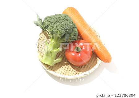 トマト、ニンジン、ブロッコリーを白背景で撮影 122780804