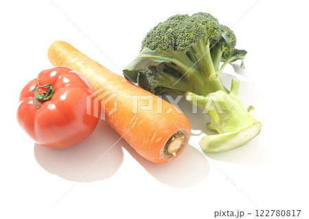 トマト、ニンジン、ブロッコリーを白背景で撮影 トマト、ニンジン、ブロッコリーを白背景で撮影 122780817