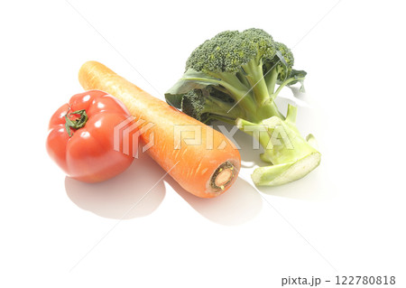 トマト、ニンジン、ブロッコリーを白背景で撮影 122780818