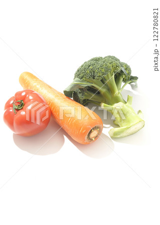 トマト、ニンジン、ブロッコリーを白背景で撮影 トマト、ニンジン、ブロッコリーを白背景で撮影 122780821