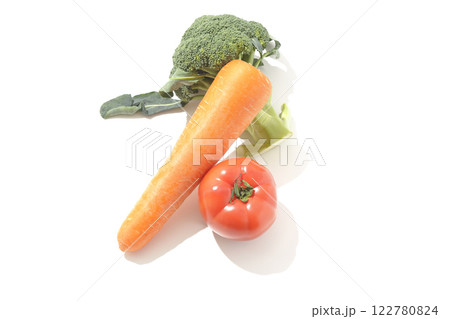 トマト、ニンジン、ブロッコリーを白背景で撮影 122780824