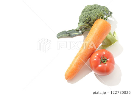 トマト、ニンジン、ブロッコリーを白背景で撮影 122780826