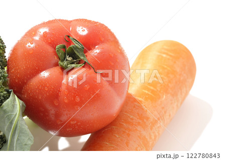 トマト、ニンジン、ブロッコリーを白背景で撮影 トマト、ニンジン、ブロッコリーを白背景で撮影 122780843