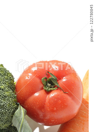 トマト、ニンジン、ブロッコリーを白背景で撮影 122780845