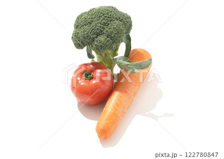 トマト、ニンジン、ブロッコリーを白背景で撮影 122780847