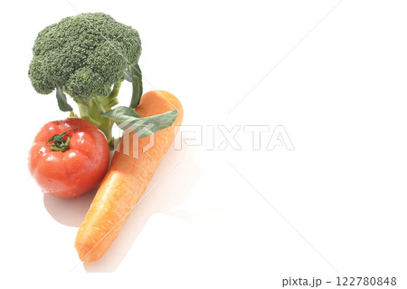 トマト、ニンジン、ブロッコリーを白背景で撮影 122780848