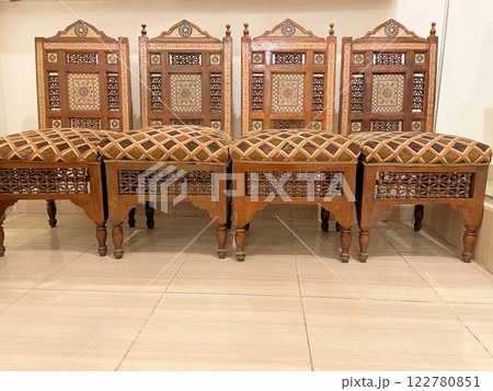 美しいハンドメイドのエジプト特産品、エジプト貝細工、エジプト螺鈿の装飾が施された椅子 美しいハンドメイドのエジプト特産品、エジプト貝細工、エジプト螺鈿の装飾が施された椅子 122780851