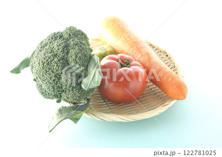 トマト、ニンジン、ブロッコリー 122781025