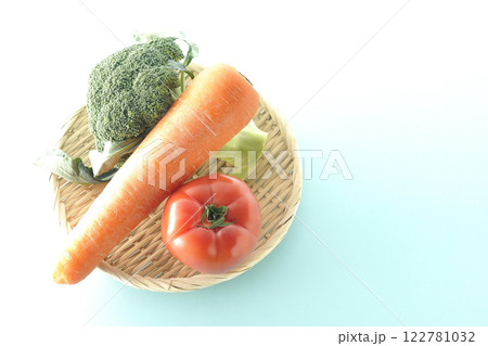 トマト、ニンジン、ブロッコリー 122781032