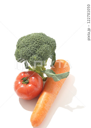 トマト、ニンジン、ブロッコリーを白背景で撮影 122781050