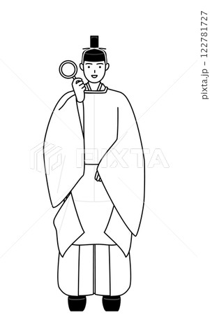 虫メガネを持って腰に手を当てる神社の神主、冠と斎服姿 虫メガネを持って腰に手を当てる神社の神主、冠と斎服姿 122781727