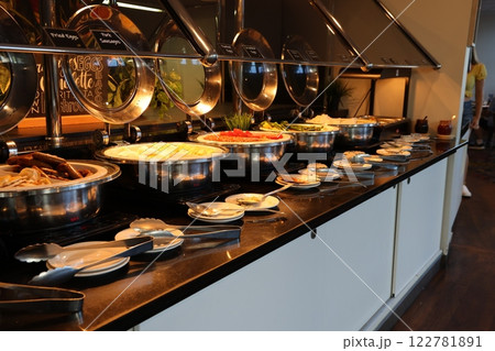 朝から食べ放題ホテルのビュッフェ 122781891