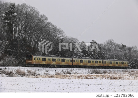雪景色の富士急行線 122782066