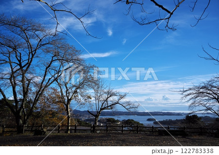 晩秋の白衣観音展望台から秋空の松島湾を望む 122783338