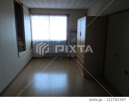 部屋の整理　掃除　空の部屋　洋室 122783397