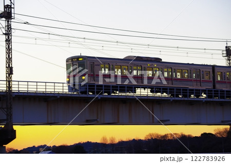 早朝の多摩川橋梁を通過する京王線 122783926