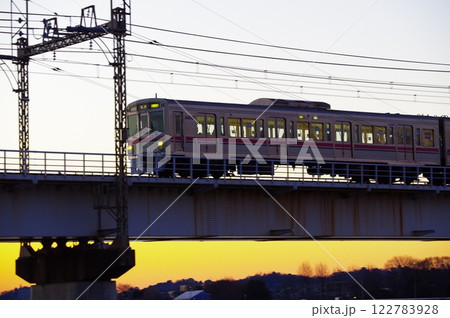 早朝の多摩川橋梁を通過する京王線 早朝の多摩川橋梁を通過する京王線 122783928