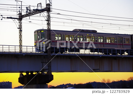 早朝の多摩川橋梁を通過する京王線 122783929