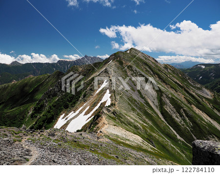 【山の風景】富山県・北アルプス・鷲羽岳山頂に向かう（2023年） 122784110