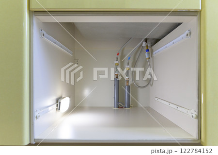 水漏れで交換後の蛇口の配管（継手交換ver ビフォーアフター素材） 122784152