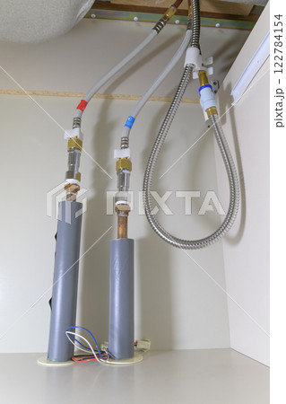 水漏れで交換後の蛇口の配管(継手交換ver ビフォーアフター素材) 水漏れで交換後の蛇口の配管(継手交換ver ビフォーアフター素材) 122784154