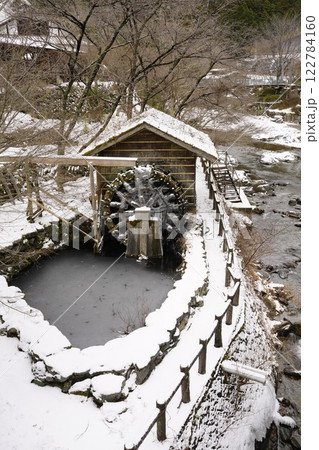 雪に覆われ、凍り付く水車小屋 122784160