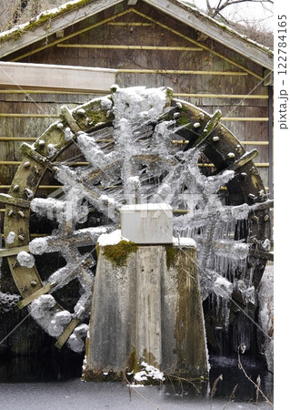 雪に覆われ、凍り付く水車小屋 雪に覆われ、凍り付く水車小屋 122784165