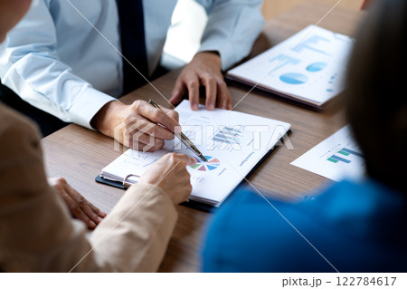 Staff are meeting to analyze various data in order to make marketing planning. 122784617
