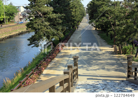 草加松原遊歩道脇の綾瀬川 122784649