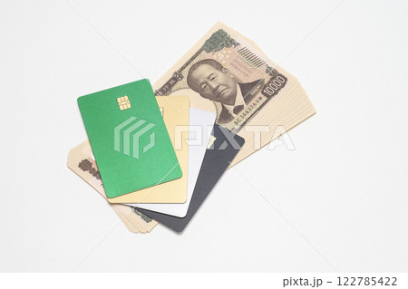 各種のクレジットカードと新紙幣の一万円札 122785422