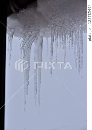 軒先に積もった雪とつらら 122785494