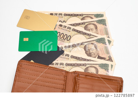 各種のクレジットカードと財布と一万円札 各種のクレジットカードと財布と一万円札 122785897
