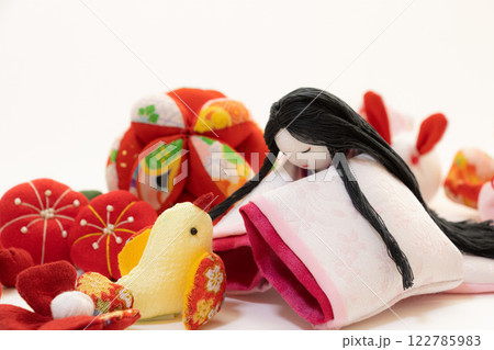 ちりめん細工のつるし雛とお雛様 122785983