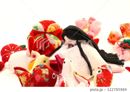 ちりめん細工のつるし雛とお雛様 122785984