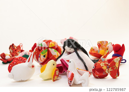 ちりめん細工のつるし雛とお雛様 122785987