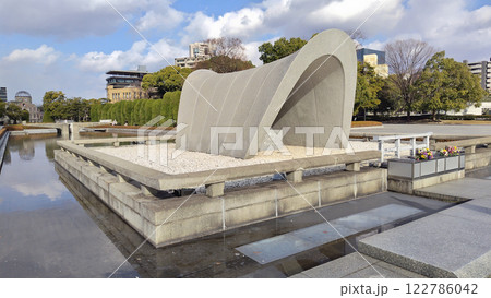 日本　広島県広島市 平和記念公園 広島平和都市記念碑 平和の灯 原爆ドーム 斜めからの写真 122786042