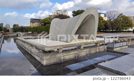 日本　広島県広島市 平和記念公園 広島平和都市記念碑 平和の灯 原爆ドーム 斜めからの写真 122786043