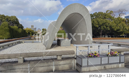 日本　広島県広島市 平和記念公園 広島平和都市記念碑 平和の灯 原爆ドーム 斜めからの写真 122786044