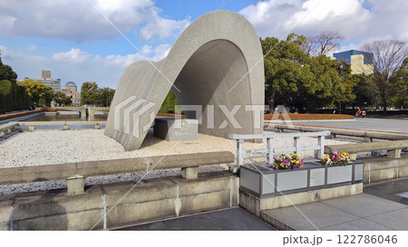 日本　広島県広島市 平和記念公園 広島平和都市記念碑 平和の灯 原爆ドーム 斜めからの写真 122786046