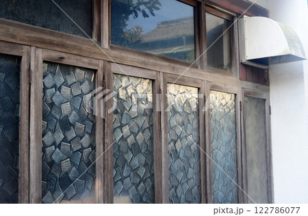小豆島土庄町迷路のまちのガラス戸-2 122786077