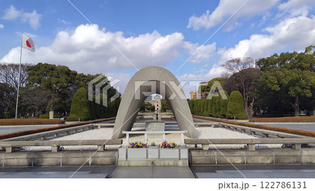 日本　広島県広島市 平和記念公園 広島平和都市記念碑 平和の灯 原爆ドーム 正面からの写真 122786131