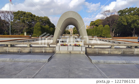 日本　広島県広島市 平和記念公園 広島平和都市記念碑 平和の灯 原爆ドーム 正面からの写真 122786132