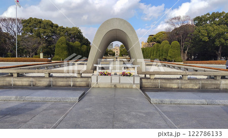 日本 広島県広島市 平和記念公園 広島平和都市記念碑 平和の灯 原爆ドーム 正面からの写真 日本 広島県広島市 平和記念公園 広島平和都市記念碑 平和の灯 原爆ドーム 正面からの写真 122786133