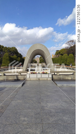 日本　広島県広島市 平和記念公園 広島平和都市記念碑 平和の灯 原爆ドーム 正面からの写真 122786136