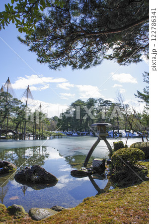 日本三名園の一つである金沢の兼六園 122786341